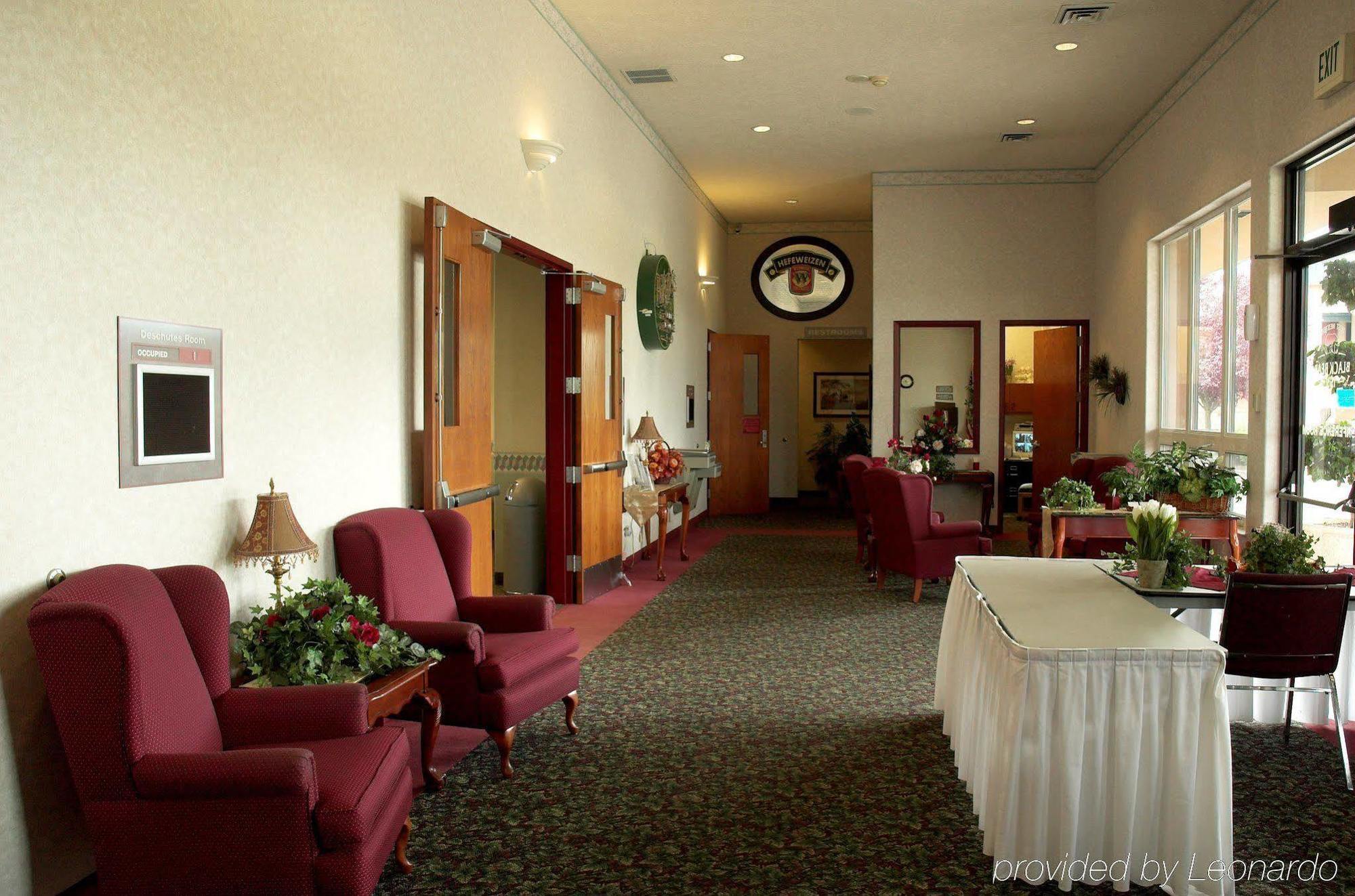 Days Inn By Wyndham Black Bear Сейлем Интерьер фото